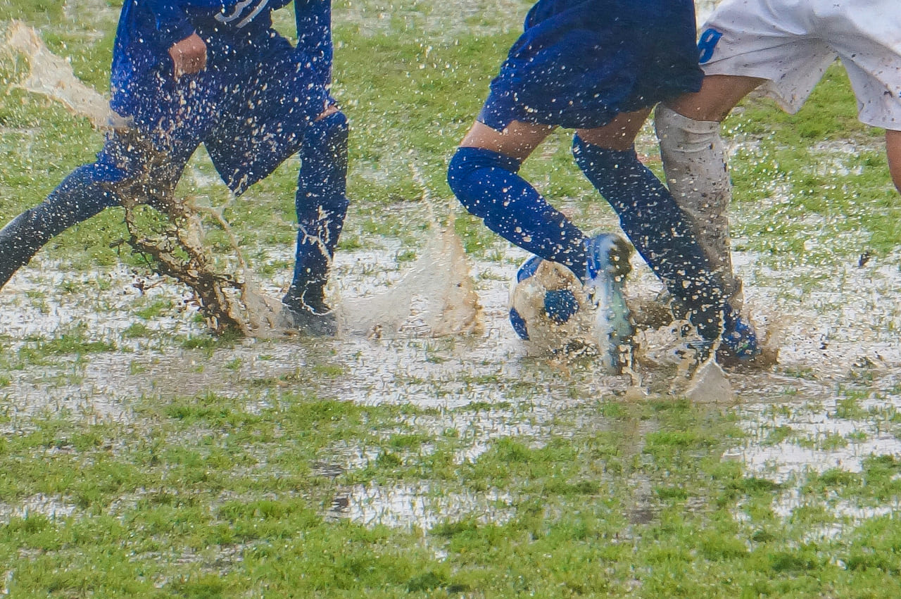 雨の中のサッカー